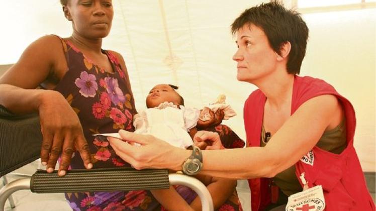 In der DRK-Basisgesundheitsstation in Port-au-Prince, Haiti, behandelte Schwester Margot Dietz-Wittstock etwa eine Woche nach dem Erdbeben vor zwei Jahren auch diese junge Mutter und ihr Baby. Foto: DRK