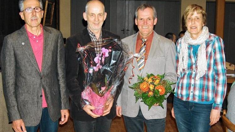 Ulrich Konkel (links) und Kerstin Rubart dankten Siegfried Winter (2. von links) und Bernd Reimers für die in zehn Jahren geleistete Bürgermeister-Arbeit. Foto: Wittmaack