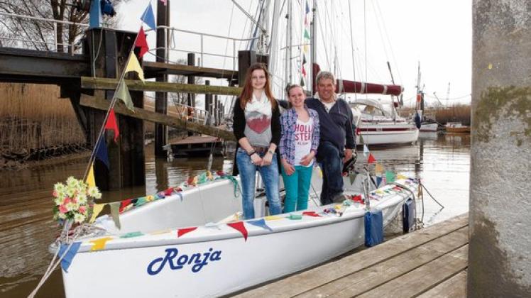 Freuten sich über die Indienststellung des neuen Ausbildungsbootes Ronja: (v.li.) Birthe (15), Anna (11) und Ausbilder Klaus Arndt. Foto: Bertschies