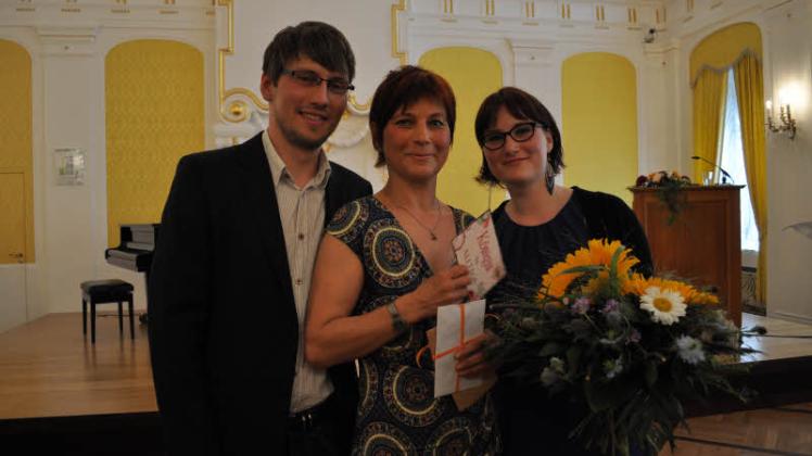Ihre Kinder Anna Sophia und Martin gehörten zu den ersten, die Franziska Pfaff zur Auszeichnung mit dem Rostocker Kulturpreis gratulierten. 