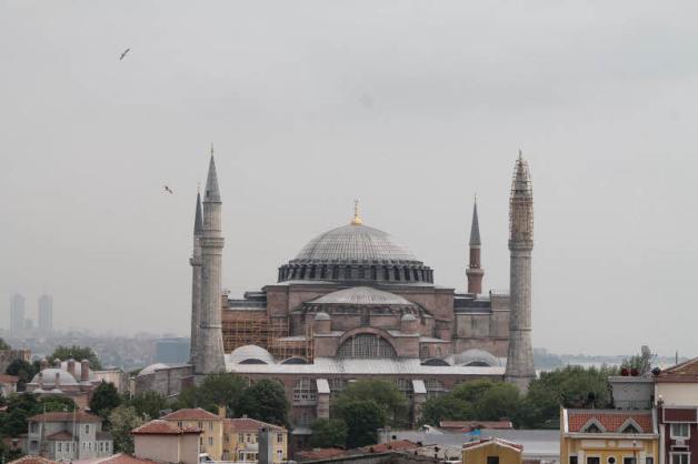 Die Hagia Sophia (türkisch Ayasofya) ist das Wahrzeichen Istanbuls.