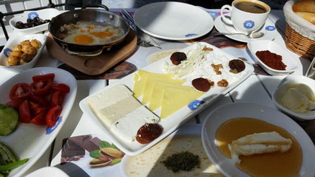 Mit Freunden trifft sich Jana gern zum türkischen Frühstück. Mit Freunden trifft sich Jana gern zum türkischen Frühstück.