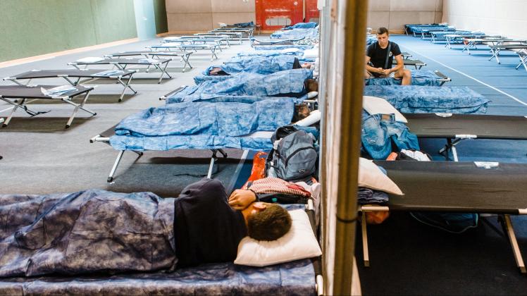 Nach langer Flucht endlich ausruhen: Flüchtlinge schlafen in der Turnhalle der Gemeinschaftsschule Brachenfeld in Neumünster.