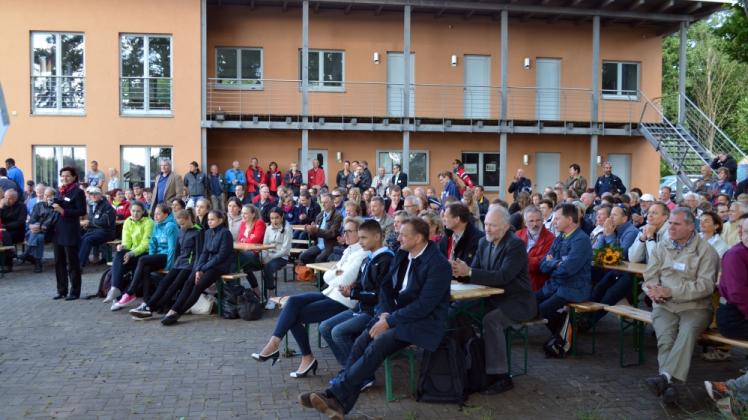 Auf dem Gelände des Segelclubs Schlossbucht versammelten sich knapp 300 Gäste, Sportler, Eltern und Trainer, um an der Auszeichnung teilzunehmen. 