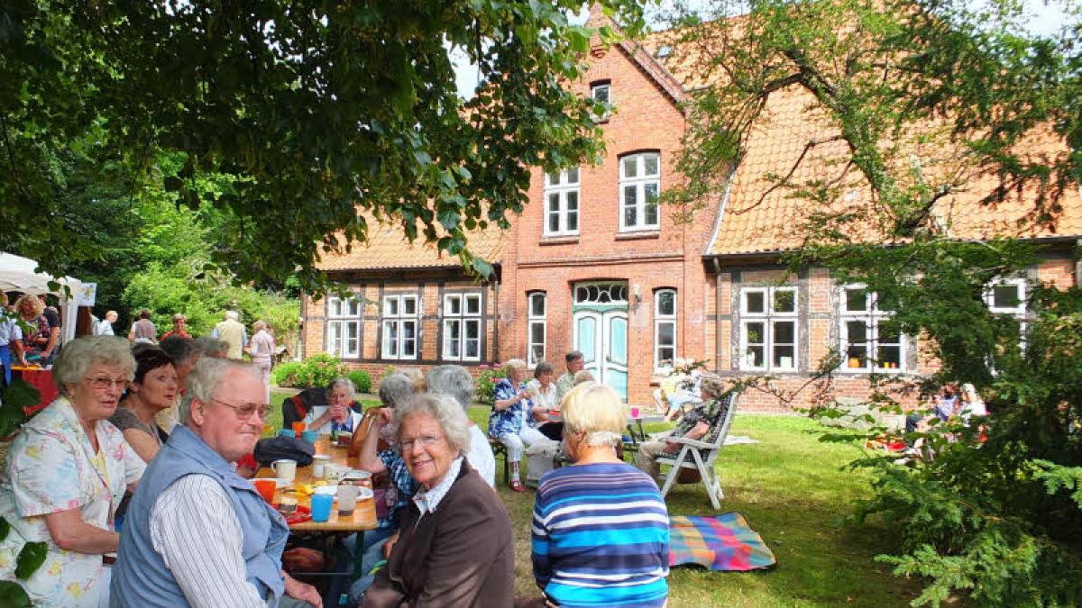 Idyllisches Picknick in Pastors Garten SHZ