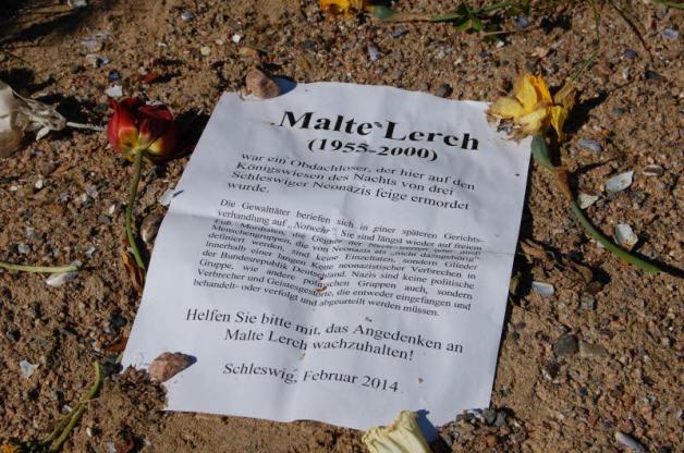 Anonym abgelegte Zettel halten heute die Erinnerung an die Bluttat wach. Anonym abgelegte Zettel halten heute die Erinnerung an die Bluttat wach.