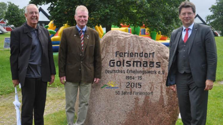 Aus Anlass des 50-jährigen Bestehens des Feriendorfes Golsmaas enthüllten Uwe Schiemann, Hans-Walter Jens und Minister Reinhard Meyer (v.li.) einen Stein mit entsprechender Inschrift.  