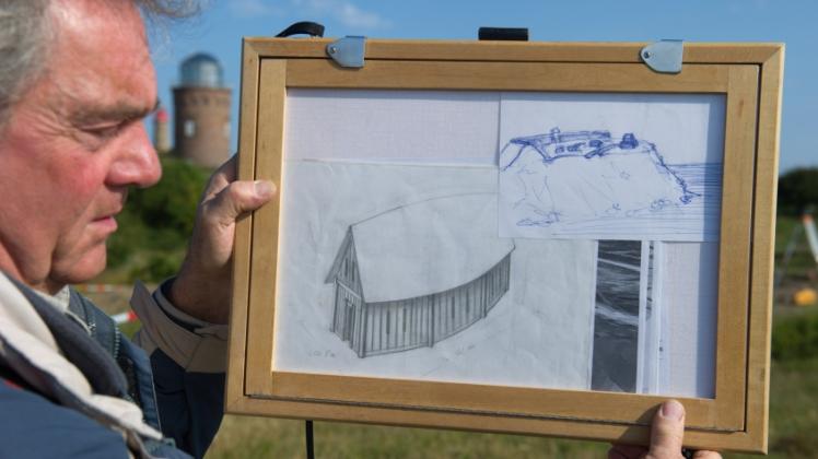 Der Zeichner Ulrich Schede zeigt am Kap Arkona eine Rekonstruktion der Halle. Stefan Sauer
