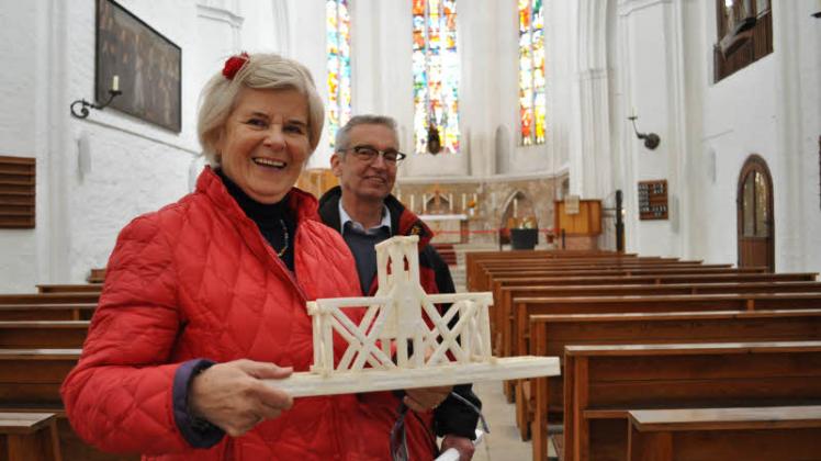 Das Modell des Glockenstuhls wollen Hannelore Teumer und Reinhard Wegener umgesetzt sehen.