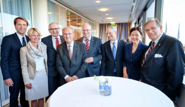 Symposium zum 80. Geburtstag: Markus Fein (Intendant Festspiele MV), Sozialministerin Birgit Hesse, Ministerpräsident Erwin Sellering (beide SPD), Horst Klinkmann, Oberbürgermeister Roland Methling (parteilos), Peter Ivanovich aus Chicago/USA, Hannelore Klinkmann und Uni-Rektor Wolfgang Schareck (v. l.). Symposium zum 80. Geburtstag: Markus Fein (Intendant Festspiele MV), Sozialministerin Birgit Hesse, Ministerpräsident Erwin Sellering (beide SPD), Horst Klinkmann, Oberbürgermeister Roland Methling (parteilos), Peter Ivanovich aus Chicago/USA, Hannelore Klinkmann und Uni-Rektor Wolfgang Schareck (v. l.).