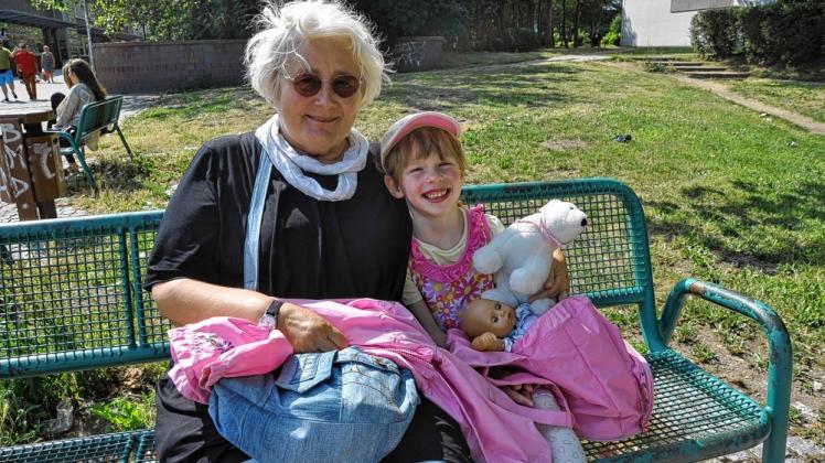 Seit sie sich über das Großeltern-Projekt kennengelernt haben, sind die fünfjährige Antonia und Christiane Vollbrecht ein Herz und eine Seele.  