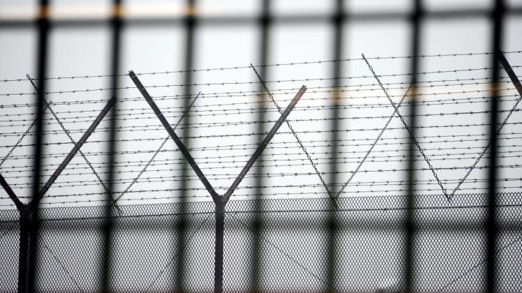 Blick aus einem vergitterten Fenster der Jugendarrestvollzugsanstalt Moltsfelde in Neumünster. Bei der Landtagssitzung in Kiel wird unter anderem eine Debatte über den Strafvollzug geführt.
