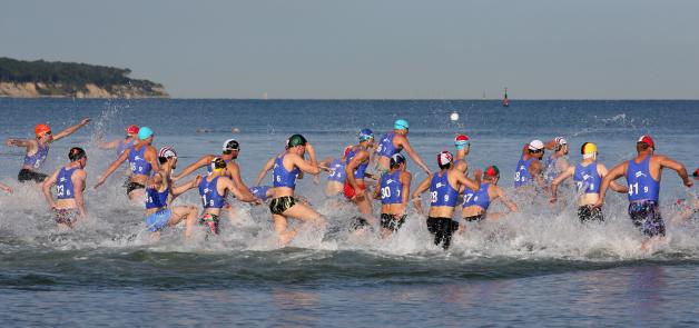 Beim 19. Internationalen DLRG-Cup in Warnemünde starten mehr als 300 der Rettungsschwimmer unter anderem in der Disziplin Run-Swim-Run.
