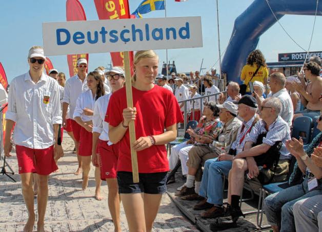 Beim Einmarsch der Mannschaften des 19. DLRG-Cups am Strandaufgang 1 und 2 gibt es für das deutsche Team viel Beifall. Beim Einmarsch der Mannschaften des 19. DLRG-Cups am Strandaufgang 1 und 2 gibt es für das deutsche Team viel Beifall.