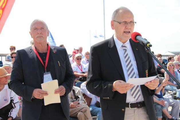 Bürgerschaftspräsident Wolfgang Nitzsche (Linke, l.) und DLRG-Präsident Hans-Hubert Hatje begrüßen die Teilnehmer des DLRG-Cups.  Fotos: mapp 