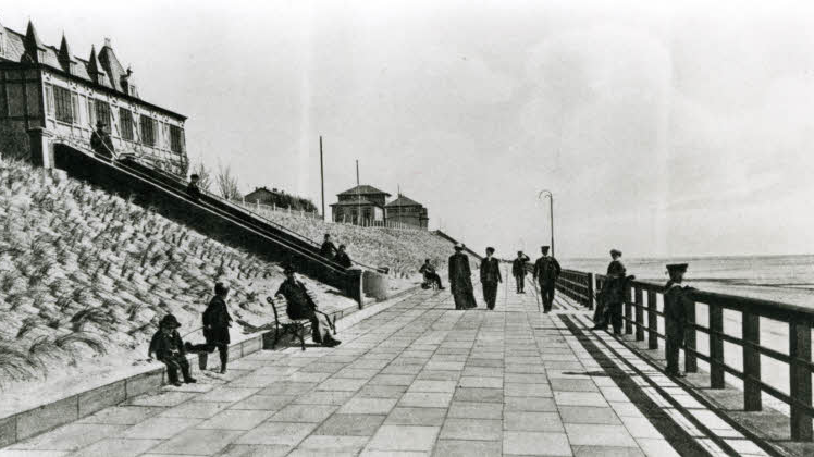 Zur Saison 1914 wurde am Wittdüner Südstrand eine Strandpromenade errichtet.  