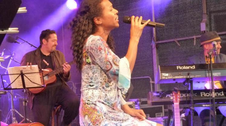 „Salt“ am Abend: Myra Maud hat nicht nur eine große Stimme, sie war auch ein Blickfang zur Hofkultur-Eröffnung. 