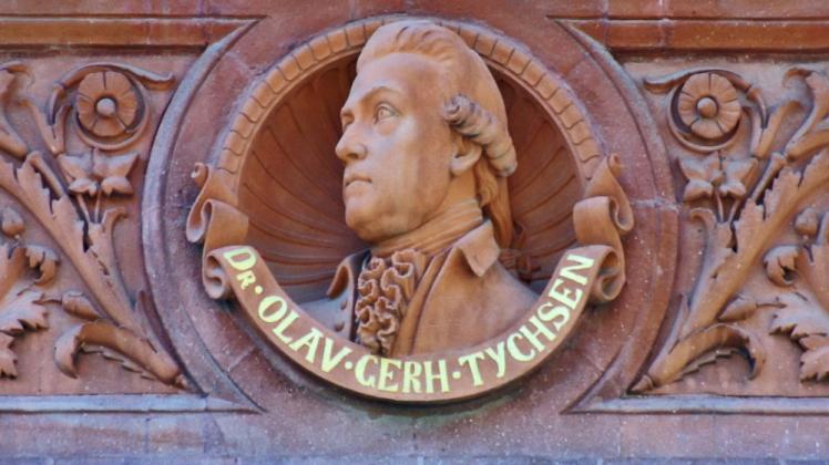 Relief von Oluf Gerhard Tychsen am Hauptgebäude der Uni. Sein Nachlass umfasst Tausende handschriftliche Dokumente.  