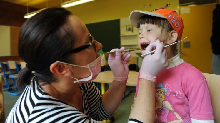Dr. Renata Patt nimmt die Zähne der kleinen Karyna Kompan (6) in Augenschein.  