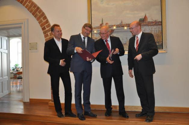 Erfreut über den Zuwendungsbescheid von Minister Christian Pegel (r.) sind Holger Matthäus, Dr. Wolfgang Kraatz und Roland Methling (v. l.).  