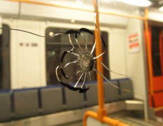 Die Scheibe der S-Bahn weist Einschussspuren auf. Menschen kamen nicht zu Schaden. Fotos: Bundepolizeiinspektion Rostock 