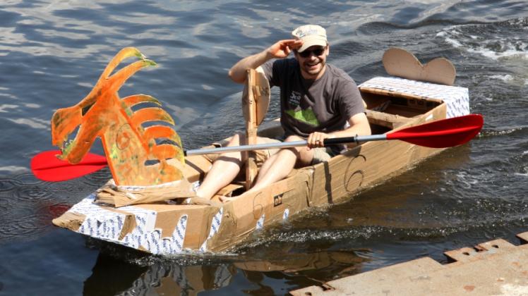 Die neuen Pappboot-Weltmeister: Bartloniej Wierzbicki und das Yamamoto Makry Team überzeugten die Jury durch eine kreative und technisch ausgefallene Bootskreation. Fotos: Michaela Kleinsorge 