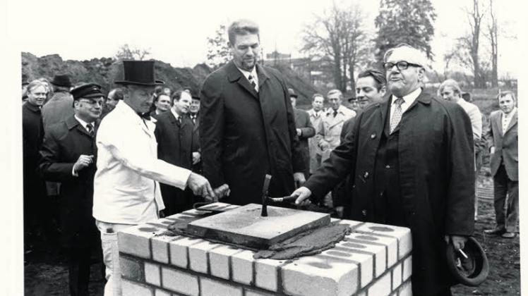 Stadtpräsident Walter Jansen (von rechts) legte mit Kultusminister Professor Dr. Braun und Hermann Stock am 10. November 1972 den Grundstein für den KIN-Neubau an der Wasbeker Straße 324.