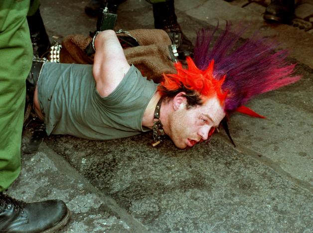 Ein auf dem Boden liegender Punk wird während in der Nacht zum 5. August 1995 in Hannover im Polizeigriff gehalten und abtransportiert.
