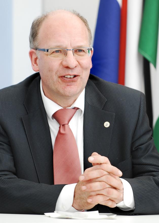 Oberbürgermeister Roland Methling (parteilos): „Gerade von Unternehmen, die auch in Rostock sehr erfolgreich sind und deren Entwicklung wir über Jahrzehnte partnerschaftlich begleitet haben, erwarten wir Vertrauen und Transparenz.“