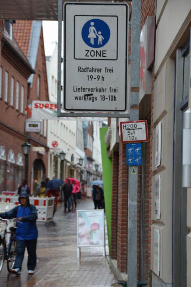 Das Schild in der Hohen Straße zeigt es an: Radfahrer dürfen nur von 19 bis 9 Uhr dort entlang fahren. 