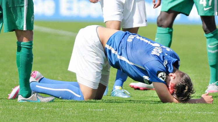 Christian Dorda schwer getroffen: Der Linksverteidiger musste bereits in seinem ersten Spiel für den FC Hansa ordentlich einstecken. „Nachdem die Wunde getackert wurde, war aber alles gut.“  