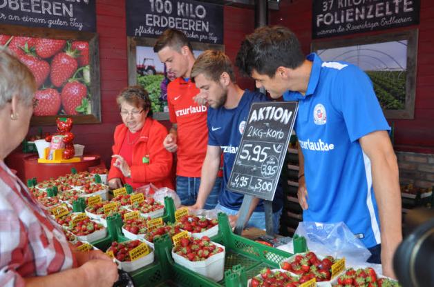 Eine Stunde lang verkaufen die Profis im Anschluss Erdbeeren zugunsten der eigenen Nachwuchsakademie.
