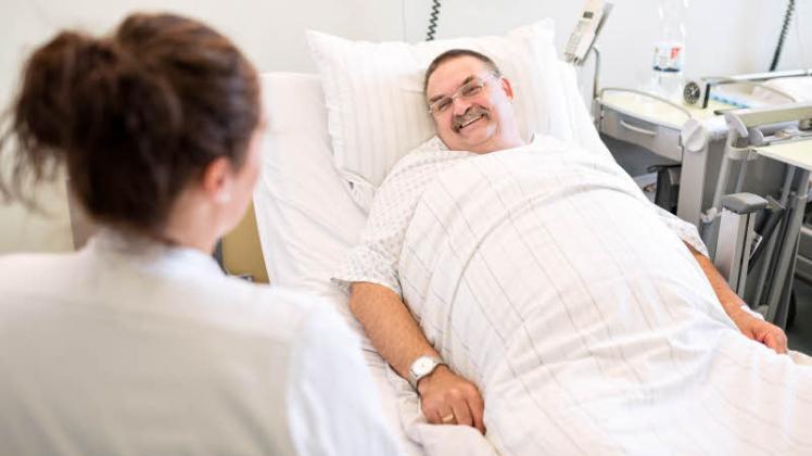 Ein Grund zum Lächeln: Uwe Konopatzki hat gute Chancen, dass die Krankenkasse seine Magenbypass-OP übernimmt.  Fotos: georg scharnweber 