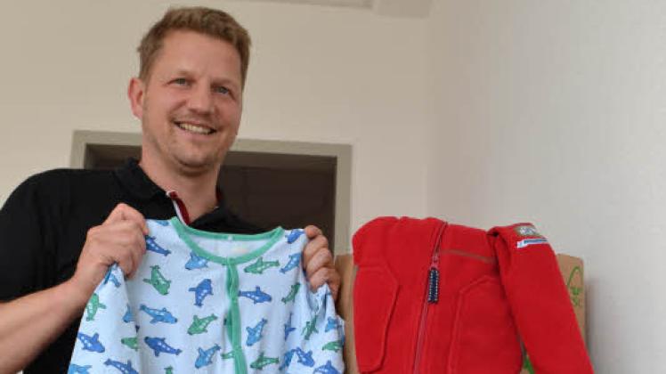 Zwei Tüten mit Kinderkleidern haben Rolf Gauck und seine Frau rausgesucht. Den Strampler hatten schon ihre Söhne an. Jetzt wird er für einen Cent-Betrag an bedürftige Familien gehen. 