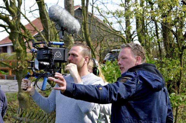 Filmemacher Michael Söth gibt seinem Kameramann Anweisungen. Der Elmshorner plant bereits die zweite Staffel der Webserie. Filmemacher Michael Söth gibt seinem Kameramann Anweisungen. Der Elmshorner plant bereits die zweite Staffel der Webserie.