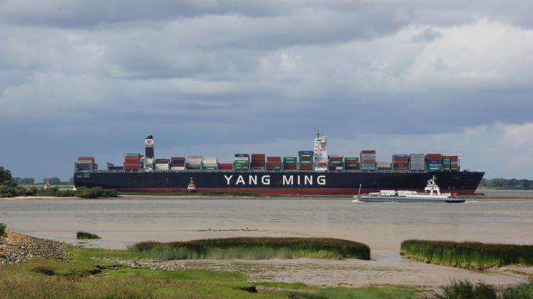 Die „YM Wish“ vor Wischhafen: Das Containerschiff soll mit Schleppern an einen Notliegeplatz geschleppt werden.