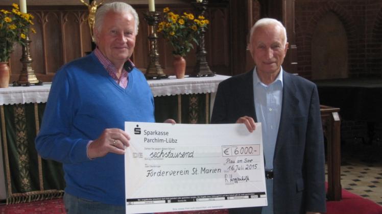 Rüdiger Hoppenhöft übergibt die 6000-Euro-Spende an Dr. Axel Tohtz, den Vorsitzenden des Förderverein St. Marien.  