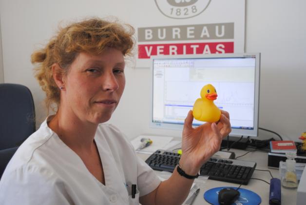 Hilda van der Velde zeigt eine kleine Plastikente, die – wie sich bei der chemischen Kontrolle herausstellte – aus PVC besteht.