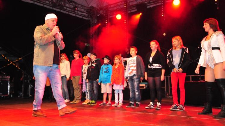 DJ Ötzi begeisterte mit seiner Show, in der er Kinder aus dem Publikum auf die Bühne holte und mit ihnen gemeinsam eines seiner bekanntesten Lieder – „Ein Stern“ – sang.  Fotos: Maik Freitag 