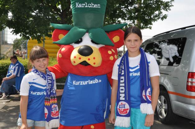 Die Geschwister Lisa (10) und Heidrun (14) Weber strahlen mit dem FC-Hansa Maskottchen.  Fotos: JweN 