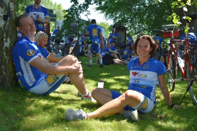 Der zweite Pausenstopp auf der mit 170 Kilometern längsten Etappe der Tour. Am Karower Meiler genossen Ralf Klinghammer und Kerstin Laue (v.l.). die Sonne. Fotos: JHAH Der zweite Pausenstopp auf der mit 170 Kilometern längsten Etappe der Tour. Am Karower Meiler genossen Ralf Klinghammer und Kerstin Laue (v.l.). die Sonne. Fotos: JHAH