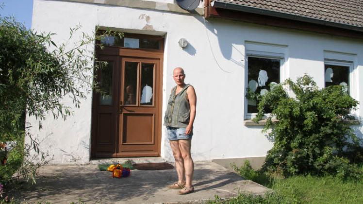 Barbara Wetzel vor ihrer Werkstatt.  