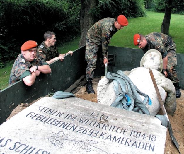 2003 ging es von der Hindenburg-Kaserne zur Rantzau-Kaserne nach Boostedt. Stabsfeldwebel Bernd Delfs (links) war der letzte Soldat der Kaserne und überwachte die Arbeiten. 2003 ging es von der Hindenburg-Kaserne zur Rantzau-Kaserne nach Boostedt. Stabsfeldwebel Bernd Delfs (links) war der letzte Soldat der Kaserne und überwachte die Arbeiten.