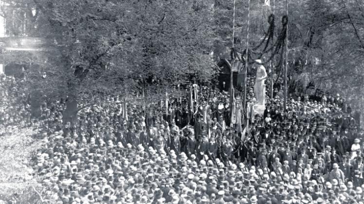 Am 21. Mai 1922 wurde das Ehrenmal vor tausenden von Neumünsteranern am Kuhberg eingeweiht.