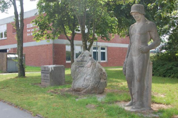 Heute steht das Denkmal, von seinem Sockel geholt, in Eckernförde beim Seebataillon. Der Stein in der Mitte stammt ebenfalls aus Boostedt.