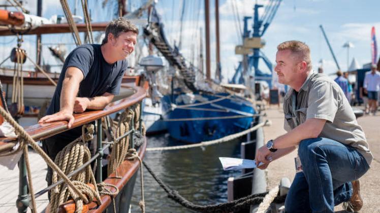 Kapitän Cornel Greth (l.) legt mit seiner Brigg „Eye of the Wind“ in Rostock an – und wird schon von Hafenwart Per-Olaf Altmann erwartet. 