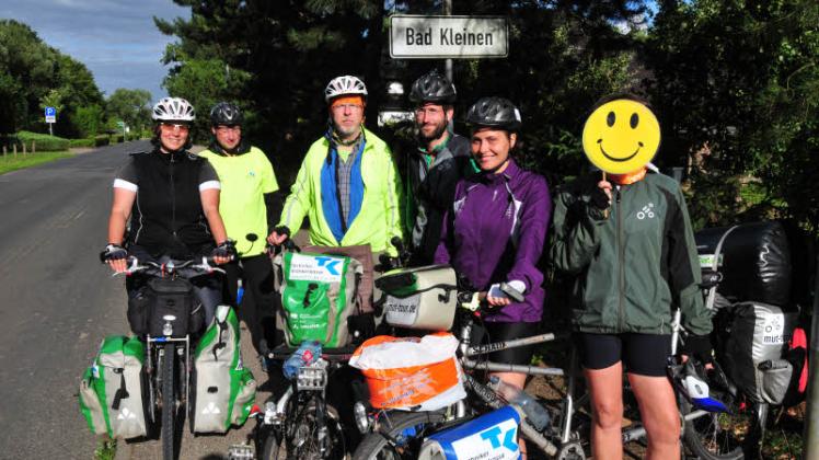 Verena Müller, Eugen Biniasz-Schreen, Peter Krause, Sebastian Burger und Alina Hahn radelten für den guten Zweck. Susann Thomas hält sich den Smily, das Sinnbild dieser Tour vor das Gesicht. Verena Müller, Eugen Biniasz-Schreen, Peter Krause, Sebastian Burger und Alina Hahn radelten für den guten Zweck. Susann Thomas hält sich den Smily, das Sinnbild dieser Tour vor das Gesicht.
