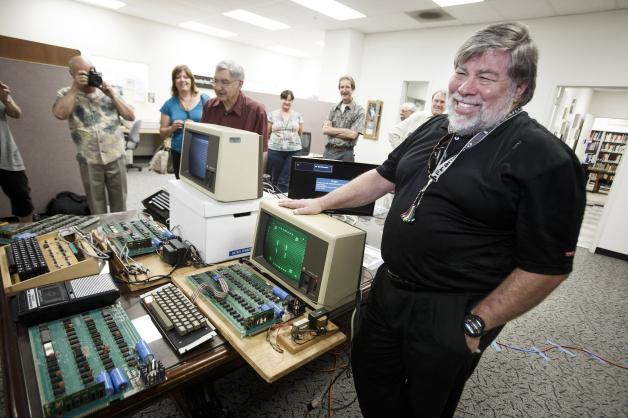 Steve Wozniak posiert 2013 mit dem von ihm entworfenen Apple I.