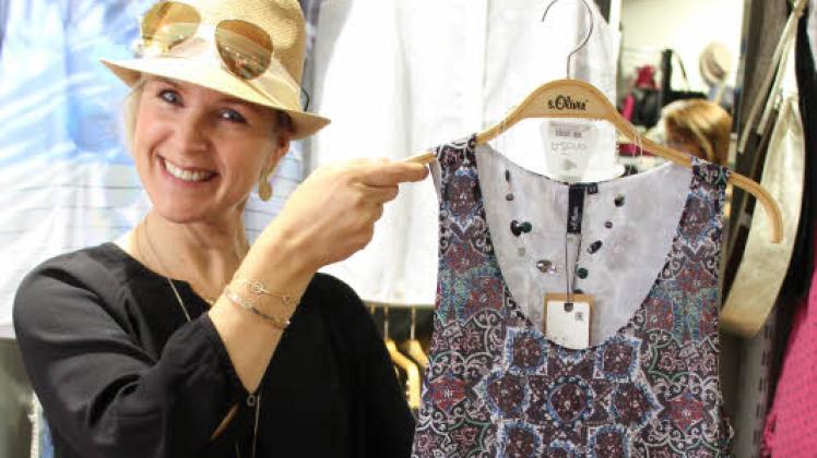 Ladenbesitzerin Elke Bruhn-Schröder von New Style präsentiert gerne den modischen Festival-Look inform eines Tops mit Ethno-Print und eines Jeansrocks.