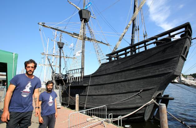 Im Stadthafen von Rostock liegt die "Nao Victoria" aus Spanien. Das 1990 gebaute Schiff ist ein Nachbau der historischen "Victoria", mit der Magellan von 1519 bis 1522 die Welt umsegelte.